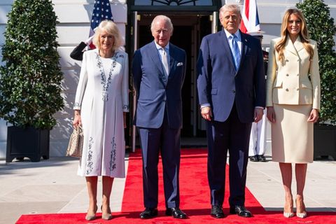 Am zweiten Tag mit Donald Trump und Melania Trump (r.) haben König Charles und Camilla viel vor.