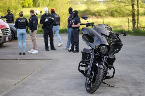 „Hells Angels“-Razzia: Eine beschlagnahmte Harley Davidson steht vor einem Haus in Langenfeld