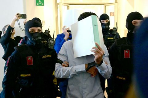 Polizisten mit dem Angeklagten Beran A. (M.)