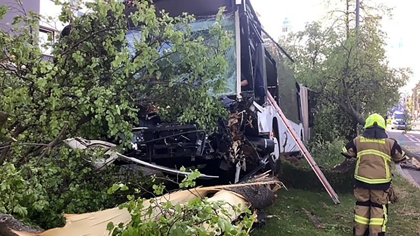Der Fahrer war im Bus eingeklemmt. Foto: Feuerwehr Gelsenkirchen/dpa