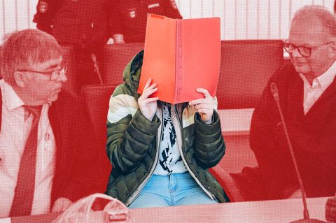 Montage eine Person verdeckt ihr Gesicht vor Gericht