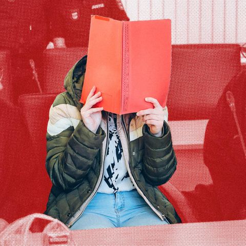 Montage eine Person verdeckt ihr Gesicht vor Gericht