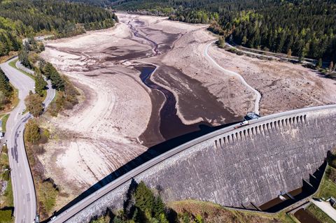 Derzeit ist der Stausee an der Schwarzenbachtalsperre vollständig entleert, damit unter anderem an der Staumauer gearbeitet werd