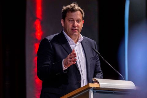 Lars Klingbeil hat in Bielefeld bestätigt, dass es bei Gesprächen mit der CDU sehr laut wurde. Foto: David Inderlied/dpa