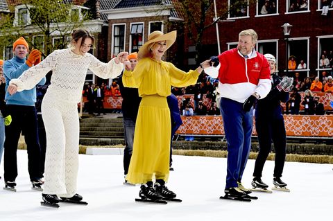 König Willem-Alexander läuft Schlittschuh und hält dabei die Hand seiner Frau, die wiederum die Hand der Tochter hält