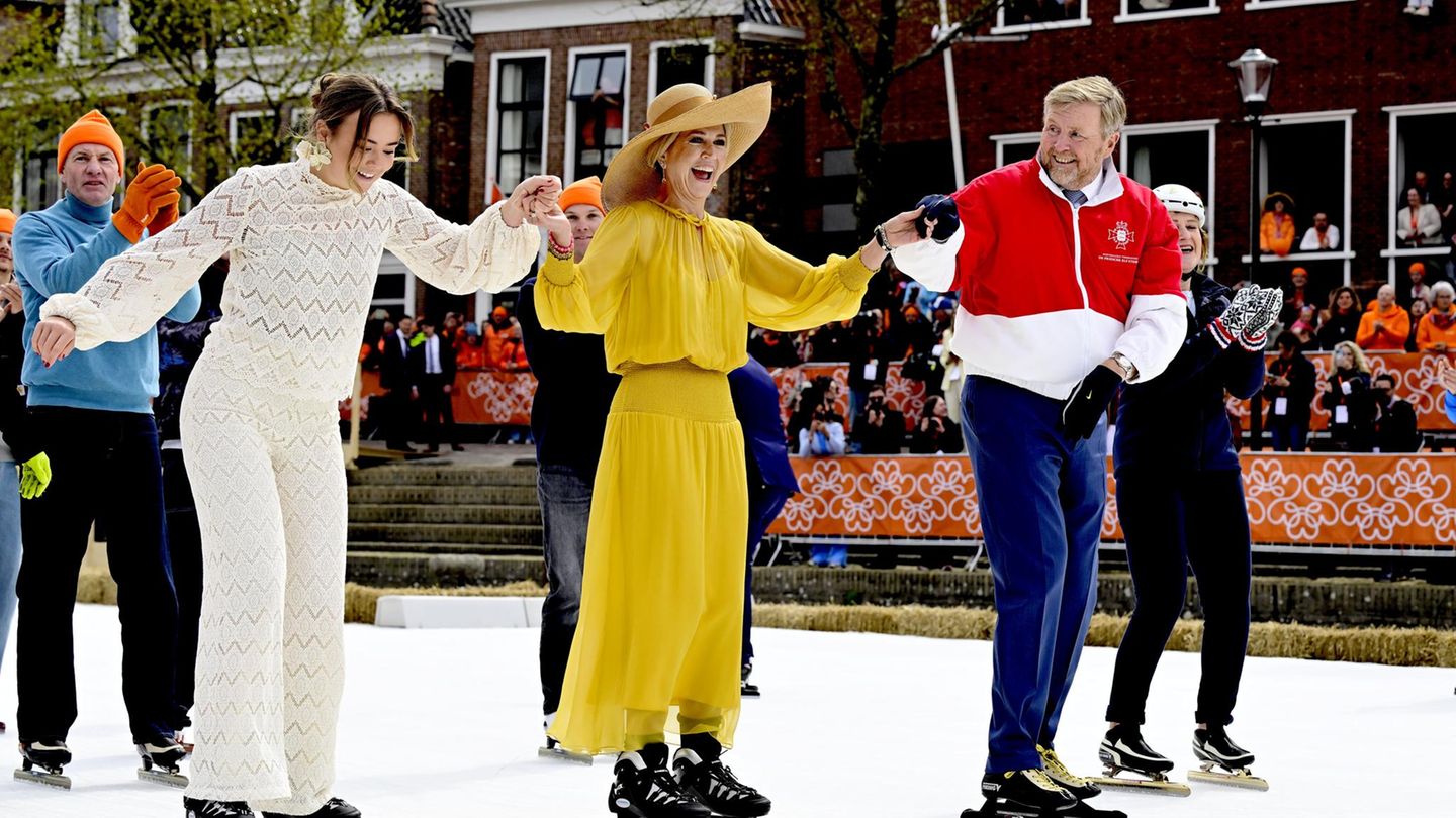 König Willem-Alexander läuft Schlittschuh und hält dabei die Hand seiner Frau, die wiederum die Hand der Tochter hält