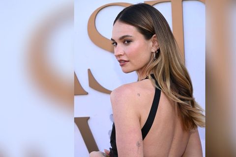 Lily James trägt kleine Tattoos, wie jetzt in Hollywood zu sehen war.