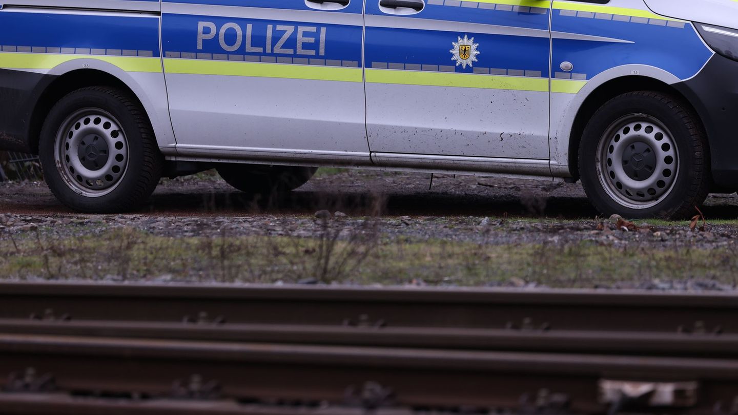 Gefährlicher Vandalismus: Betonplatten auf Schienen gelegt - Zug fährt drüber