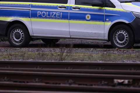 Unbekannte haben schwere Betonplatten auf die Gleise gewälzt. (Illustration) Foto: David Young/dpa