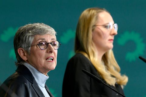 Die Krankenkassenbeiträge könnten sinken, rechnen die Fraktionsvorsitzenden der Grünen, Britta Haßelmann und Katharina Dröge, vo