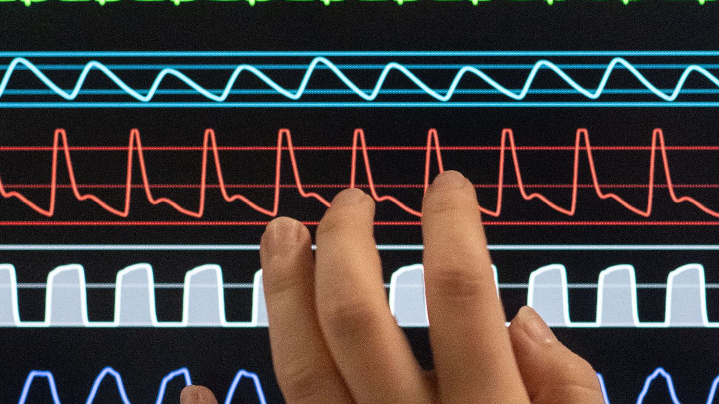 Ein Mädchen und zwei junge Männer wurden in Krankenhäuser gebracht. (Symbolbild) Foto: Marijan Murat/dpa