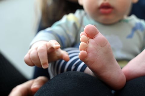Rund 654.300 Babys wurden vergangenes Jahr in Deutschland geboren (Symbolbild). Foto: Elisa Schu/dpa