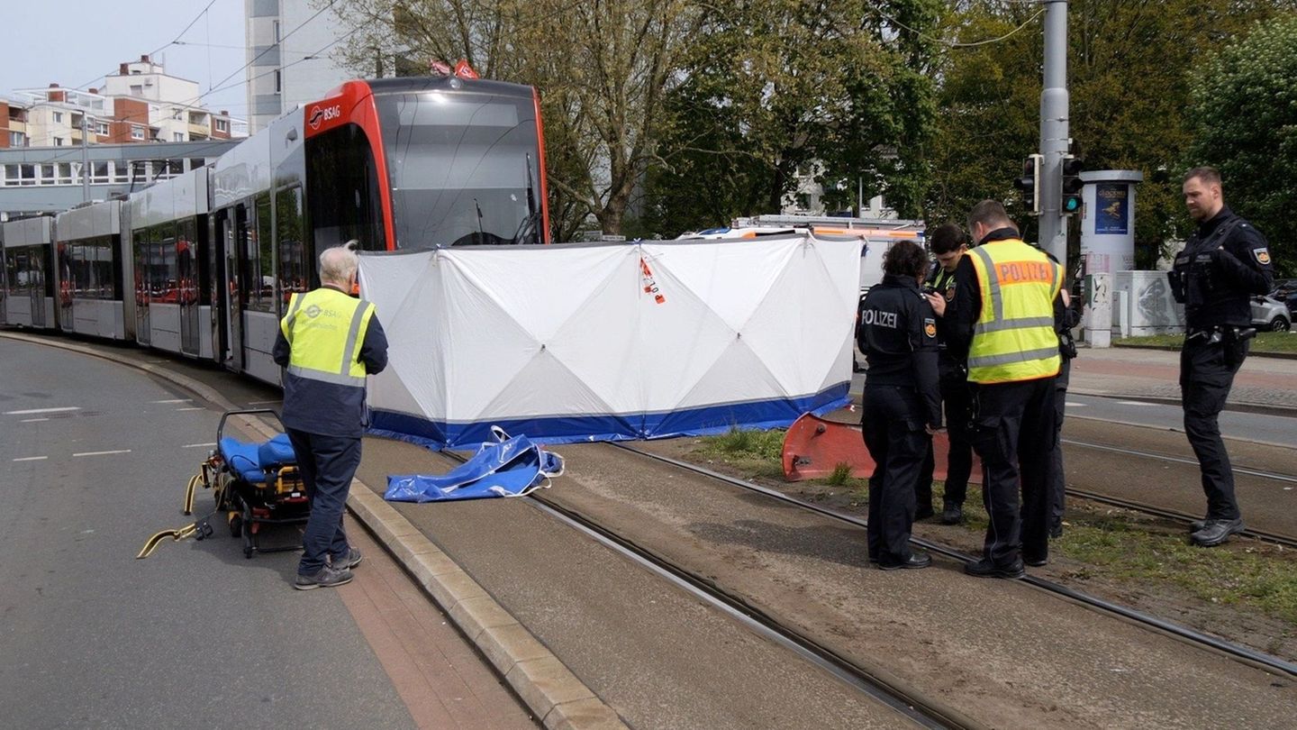 Die Frau starb noch an der Unfallstelle. Foto: Jörn Hüneke/dpa