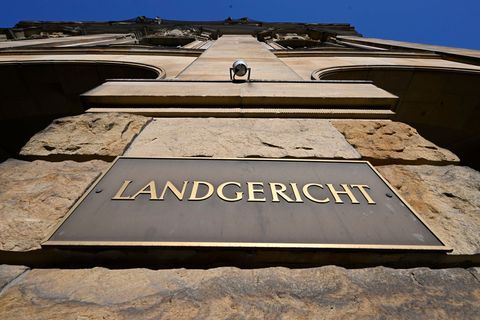 In einem Prozess vor dem Landgericht Mönchengladbach hat ein ehemaliger Mitarbeiter des Sozialamts einen Millionenbetrug eingerä