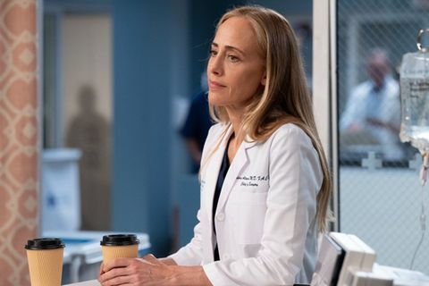 Kim Raver als Dr. Teddy Altman in Staffel 22 von "Grey's Anatomy".