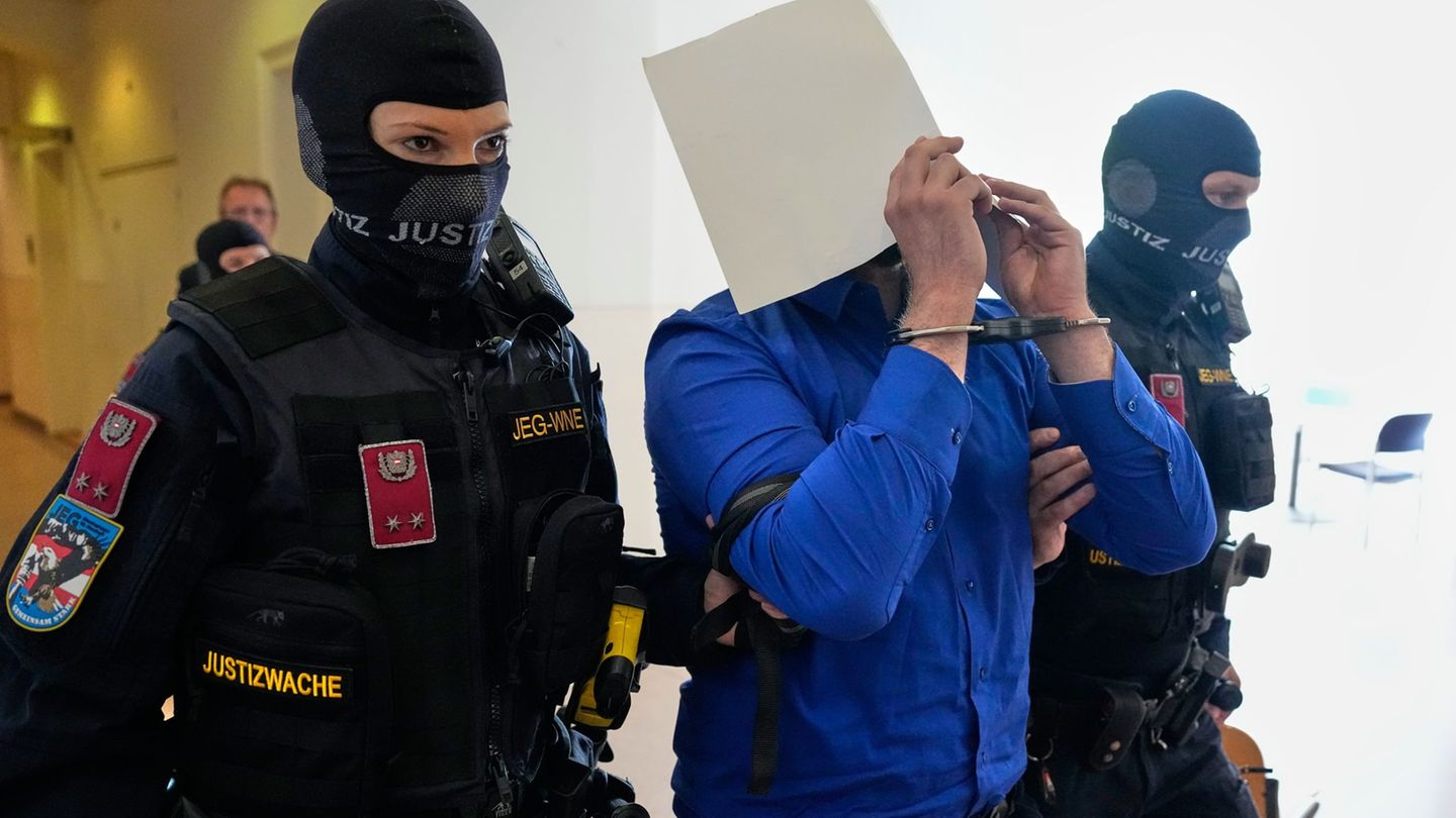 Der Hauptangeklagte im Prozess um die abgesagten Taylor-Swift-Konzerte in Wien hat Anschlagspläne gestanden. Foto: Matthias Schr