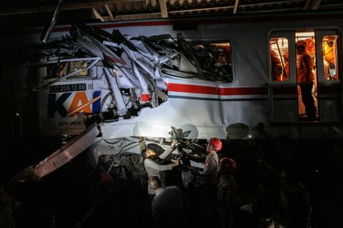 Rettungseinsatz nach dem Zugunglück in Indonesien