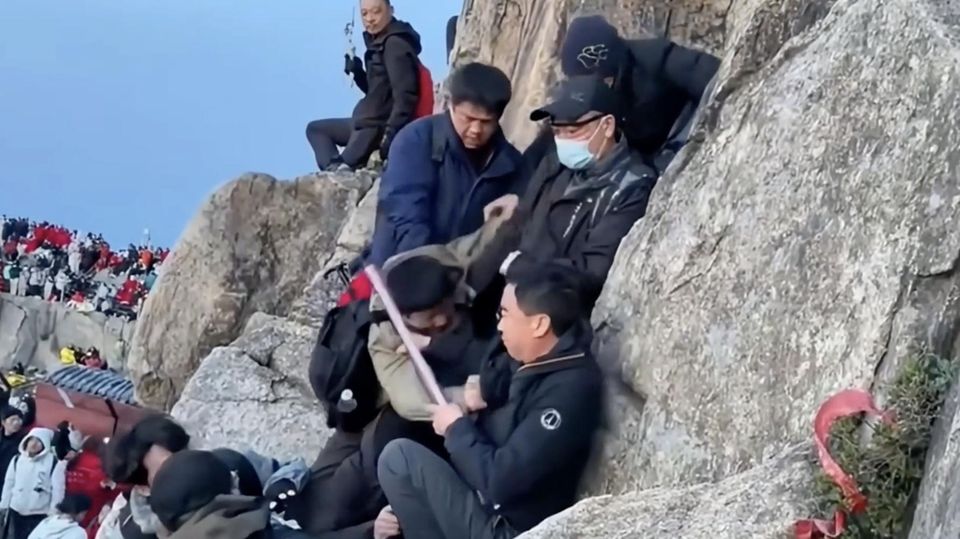 Touristen starten Faustkampf