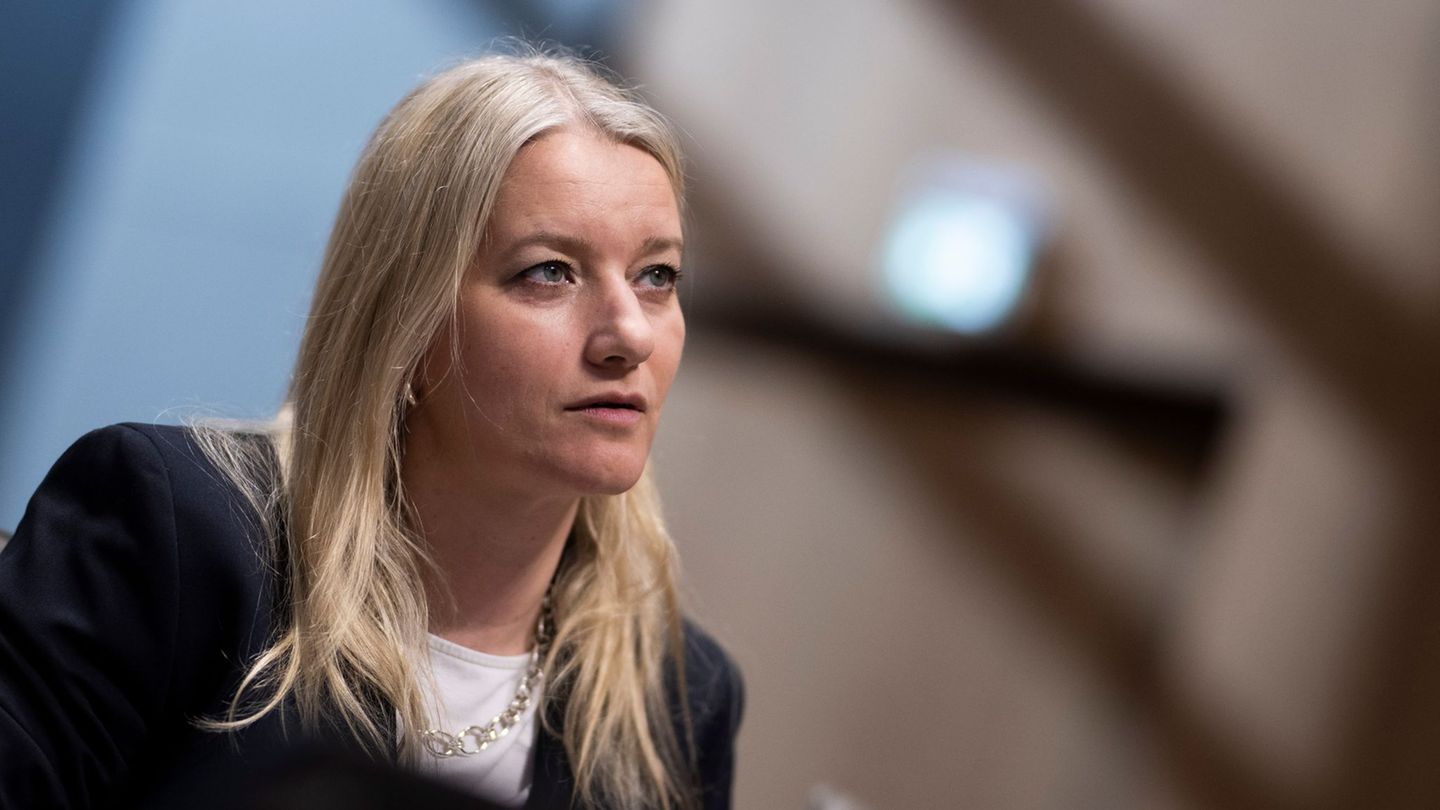 Sie steht im Zentrum der Kritik: Justizministerin Kathrin Wahlmann (SPD). Foto: Julian Stratenschulte/dpa