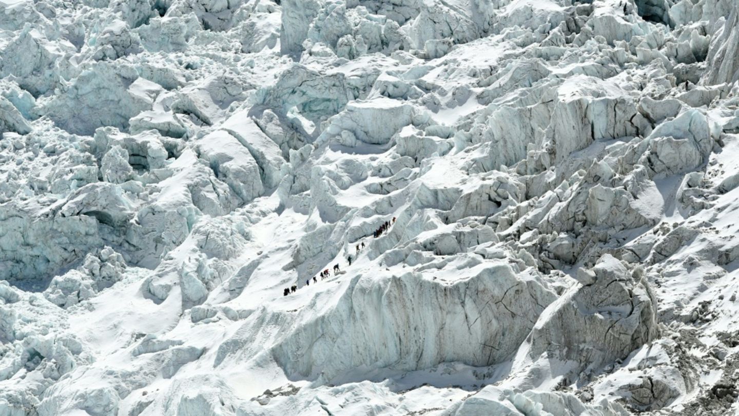 Nach Blockade durch Eisblock: Route zum Lager 1 des Mount Everest frei