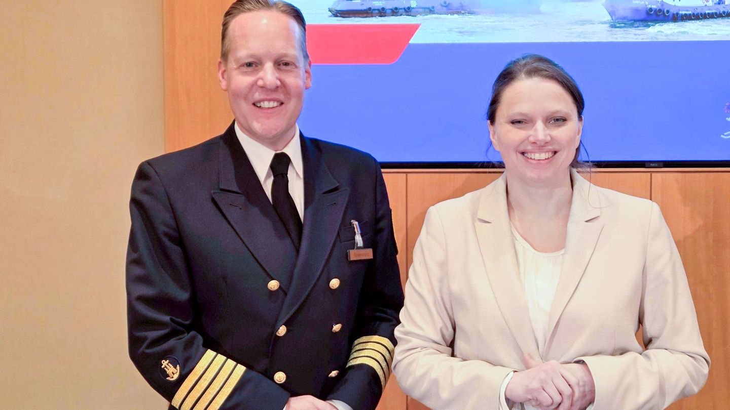 Hafenkapitän Rosenkranz und Wirtschaftssenatorin Leonhard wollen beim 837. Hafengeburtstag Rekorde brechen. Foto: Bjarne Rost/dp