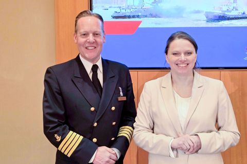 Hafenkapitän Rosenkranz und Wirtschaftssenatorin Leonhard wollen beim 837. Hafengeburtstag Rekorde brechen. Foto: Bjarne Rost/dp