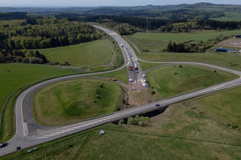 Noch endet die A1 abrupt in der Eifel. Foto: Harald Tittel/dpa