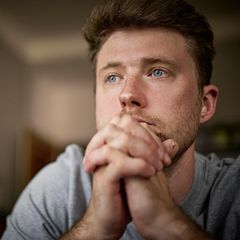 Hochbegabt: Mann schaut nachdenklich