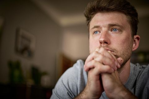 Hochbegabt: Mann schaut nachdenklich