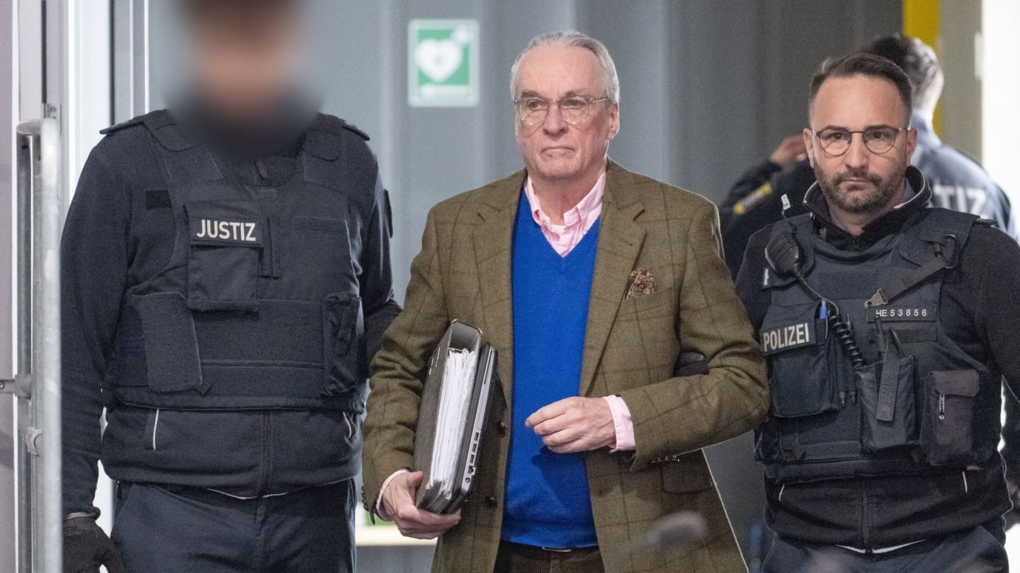 Der Hauptangeklagte Heinrich XIII. Prinz Reuß hat vor Gericht seine Einlassung fortgesetzt. Foto: Boris Roessler/dpa Pool/dpa