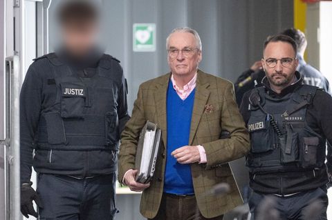 Der Hauptangeklagte Heinrich XIII. Prinz Reuß hat vor Gericht seine Einlassung fortgesetzt. Foto: Boris Roessler/dpa Pool/dpa
