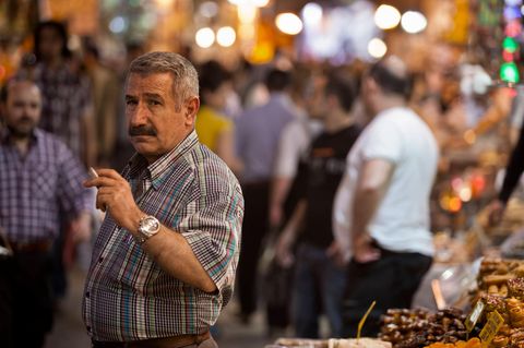 Ein rauchender Mann auf einem Markt in der Türkei