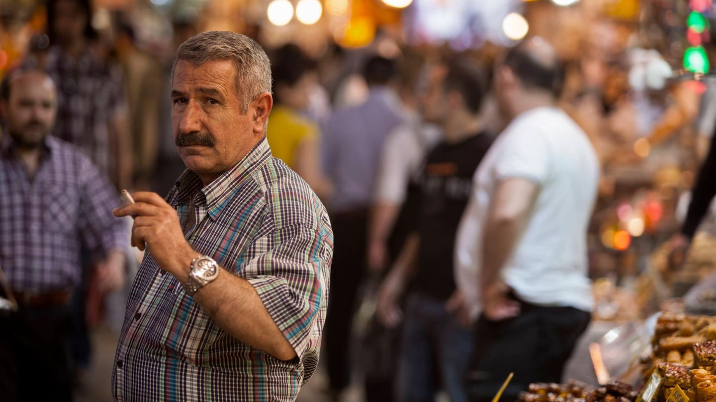 Ein rauchender Mann auf einem Markt in der Türkei