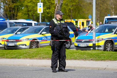 Die Polizei hat den Bereich nach den Schüssen in Neustadt/Sachsen abgesperrt