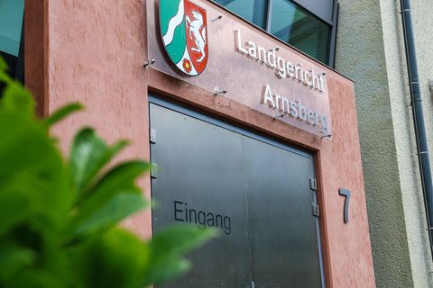 Das Landgericht Arnsberg hat über den Befangenheitsantrag noch nicht entschieden. (Symbolbild) Foto: Alex Talash/dpa