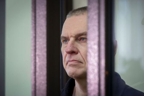 Der Journalist Andrzej Poczobut wurde nach fünf Jahren Haft in Belarus freigelassen. (Archivbild) Foto: Leonid Shcheglov/Pool Be
