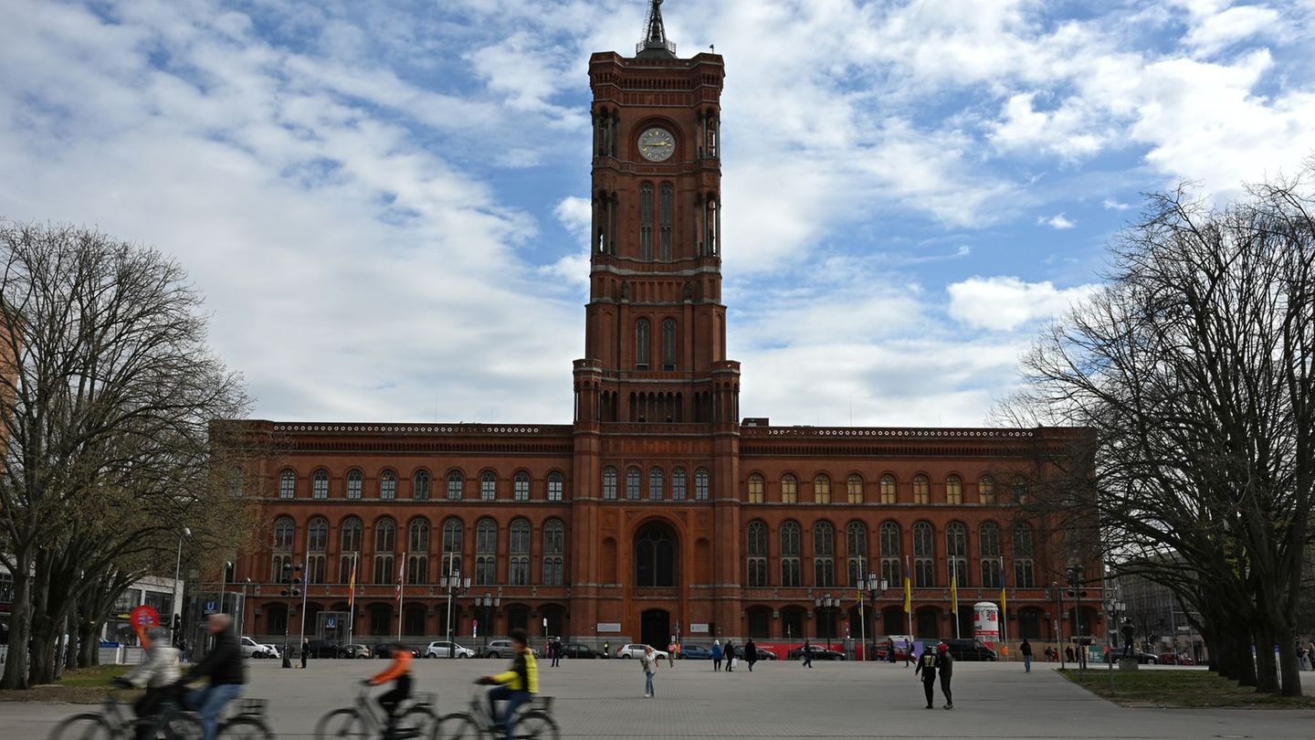 Besuch beim Bürgermeister: Wegner lädt zum Tag der offenen Tür ins Rathaus ein