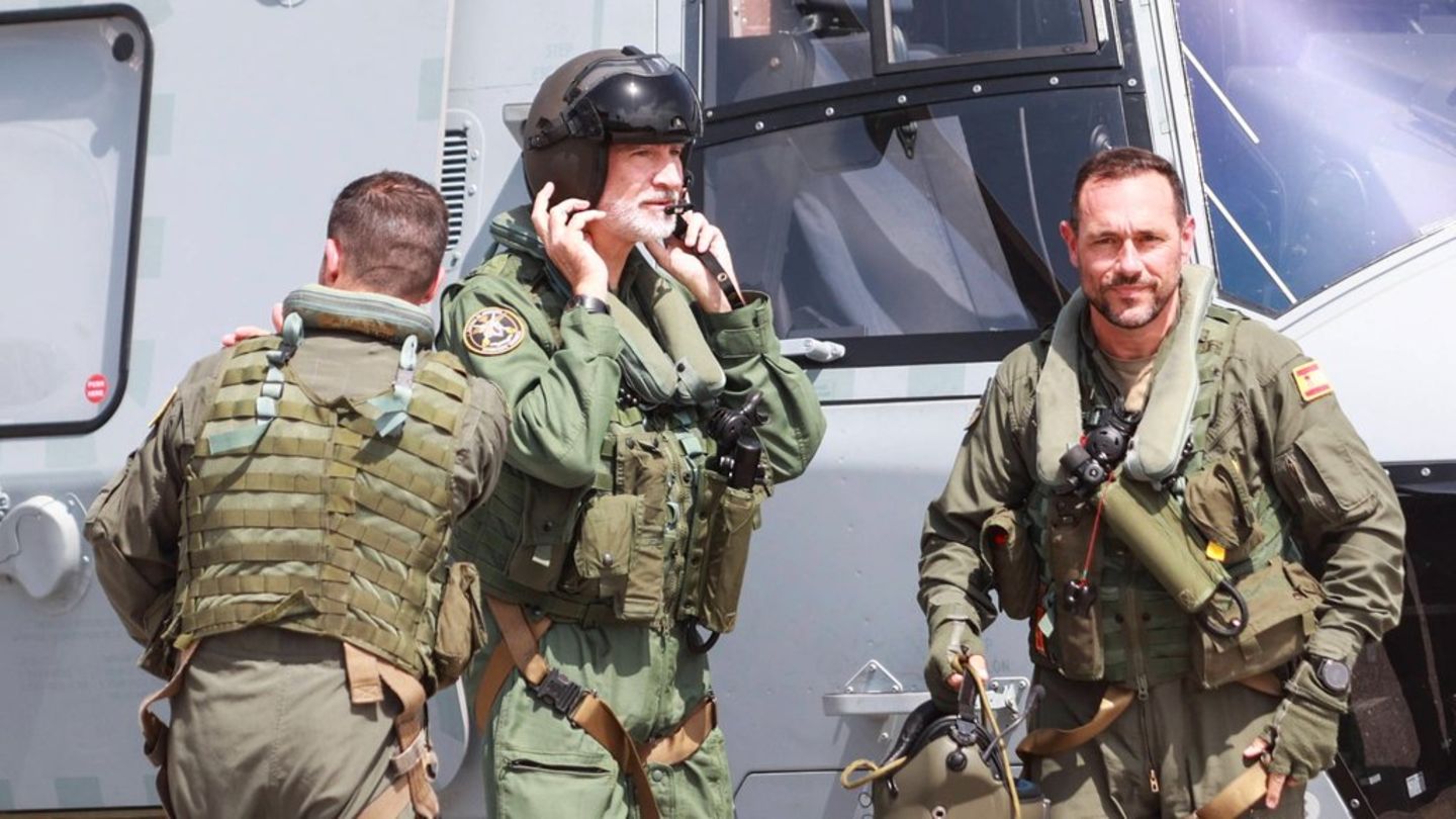 Spaniens König Felipe im Fliegeroverall in Rota.