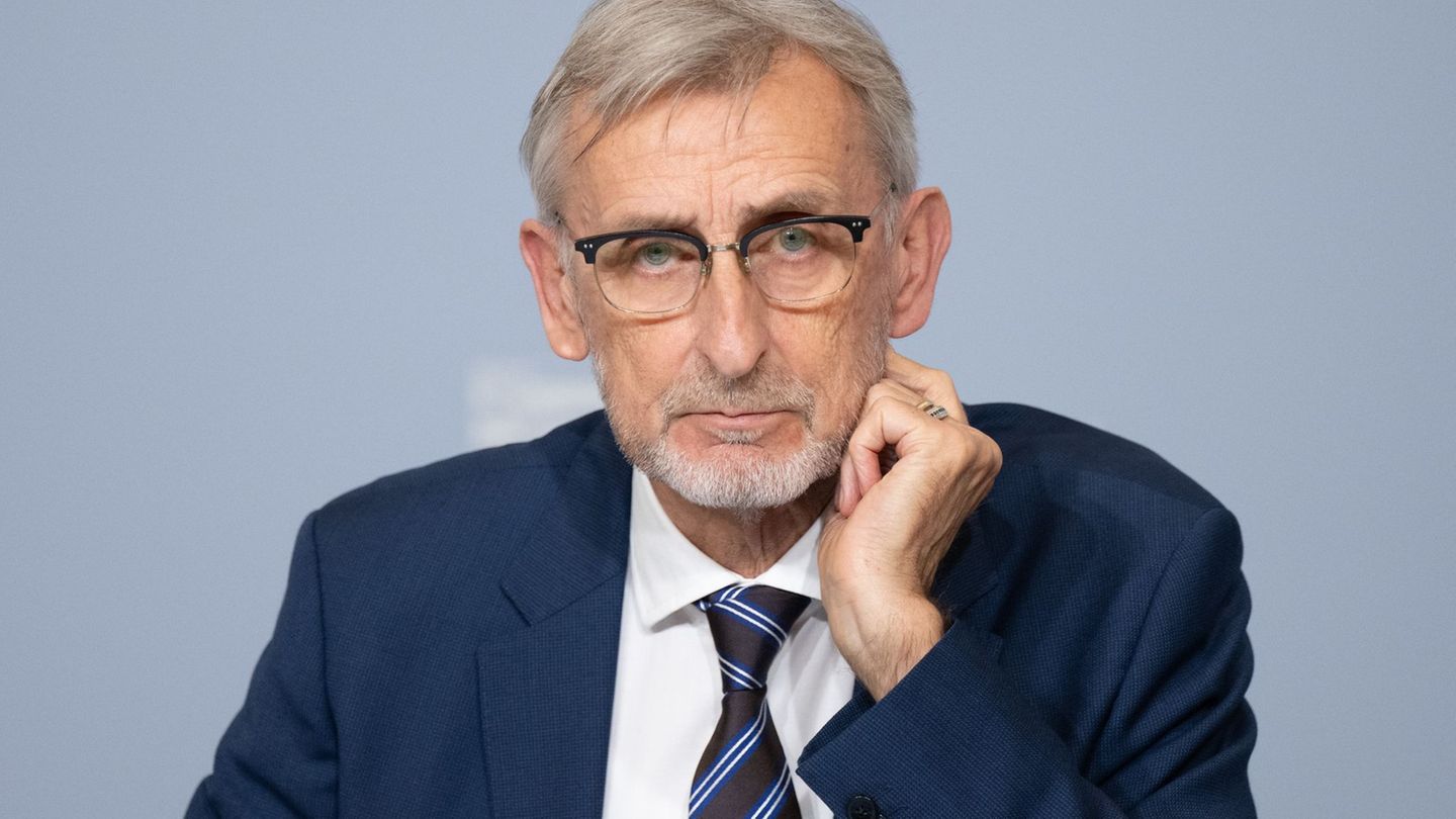 Vor knapp einem Jahr legte Innenminister Armin Schuster den Leitfaden dem Kabinett vor. (Archivbild) Foto: Sebastian Kahnert/dpa