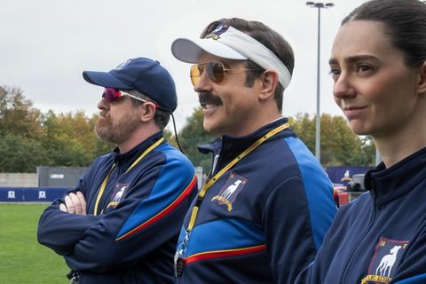 Jason Sudeikis (m.) kehrt als Titelfigur in "Ted Lasso" zurück.