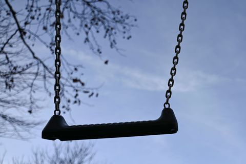Das Kind lief von einem Spielplatz zum Fluss und fiel hinein. (Symbolbild) Foto: Katharina Kausche/dpa