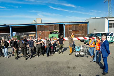 Der Bayreuther Oberbürgermeister Thomas Ebersberger (CSU, rechts im Bild) nimmt den gestohlenen Maibaum wieder in Empfang. Foto: