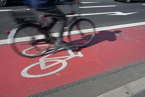 Aktuell haben nach Angaben der Grünen-Fraktion nur knapp zwölf Prozent der Landesstraßen in Hessen einen Radweg. (Archivbild) Fo