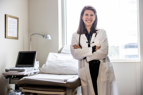 Ein Ärztin in einem Behandlungszimmer