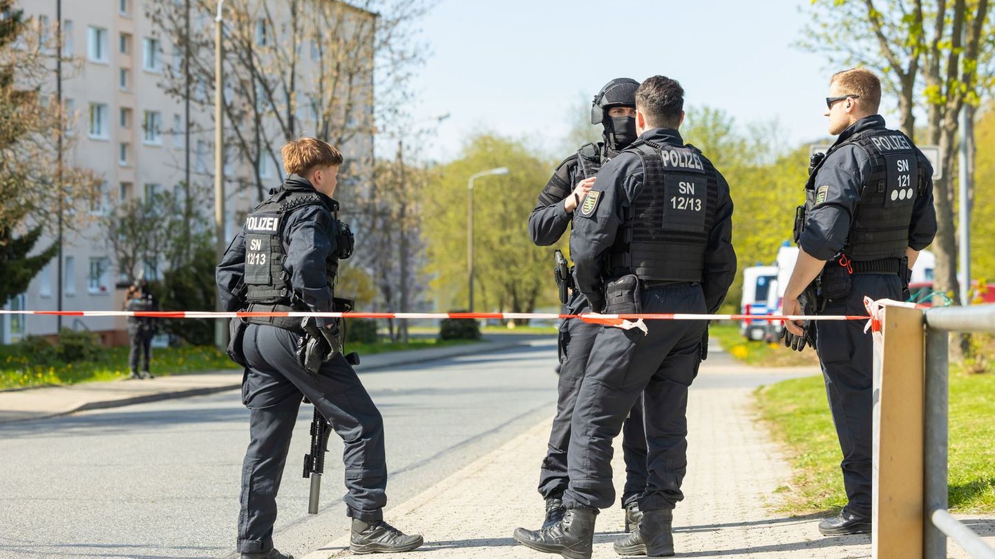 In Sachsen sind zwei Leichen und ein Schwerverletzter im Bereich eines Mehrfamilienhauses gefunden worden. Foto: Jürgen Lösel/dp
