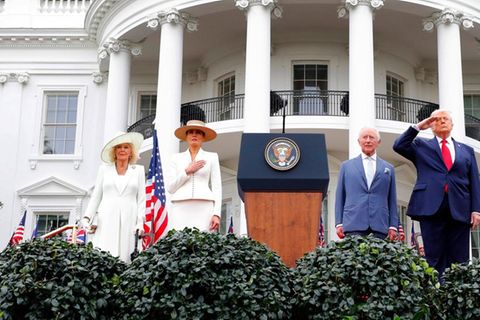 Donald Trump mit König Charles III., seiner Ehefrau Melania und Königin Camilla (v.r.n.l.) vor dem Weißen Haus.