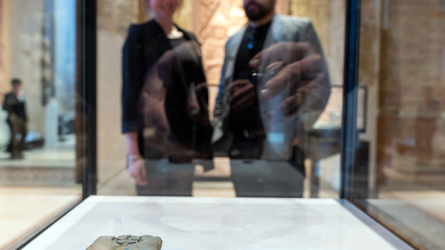 Am Abend wurden die Fundstücke erstmals in der Vitrine im Neuen Museum präsentiert. Foto: Soeren Stache/dpa