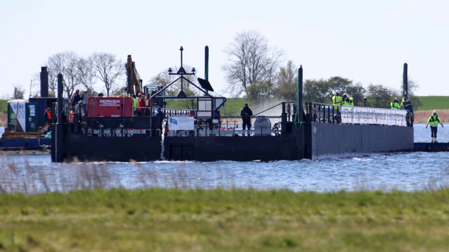 Frachtkahn mit Buckelwal tritt Weg in Richtung offenes Meer an