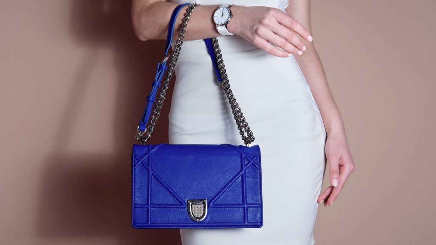 Eine kobaltblaue Tasche lässt das ganze Outfit strahlen.