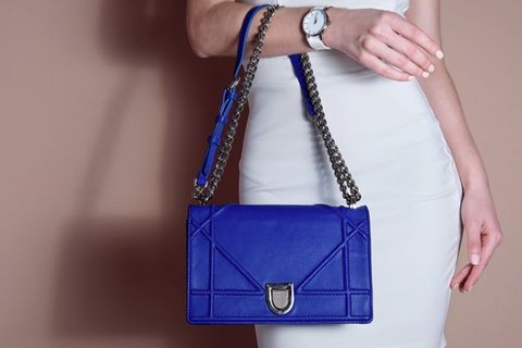 Eine kobaltblaue Tasche lässt das ganze Outfit strahlen.